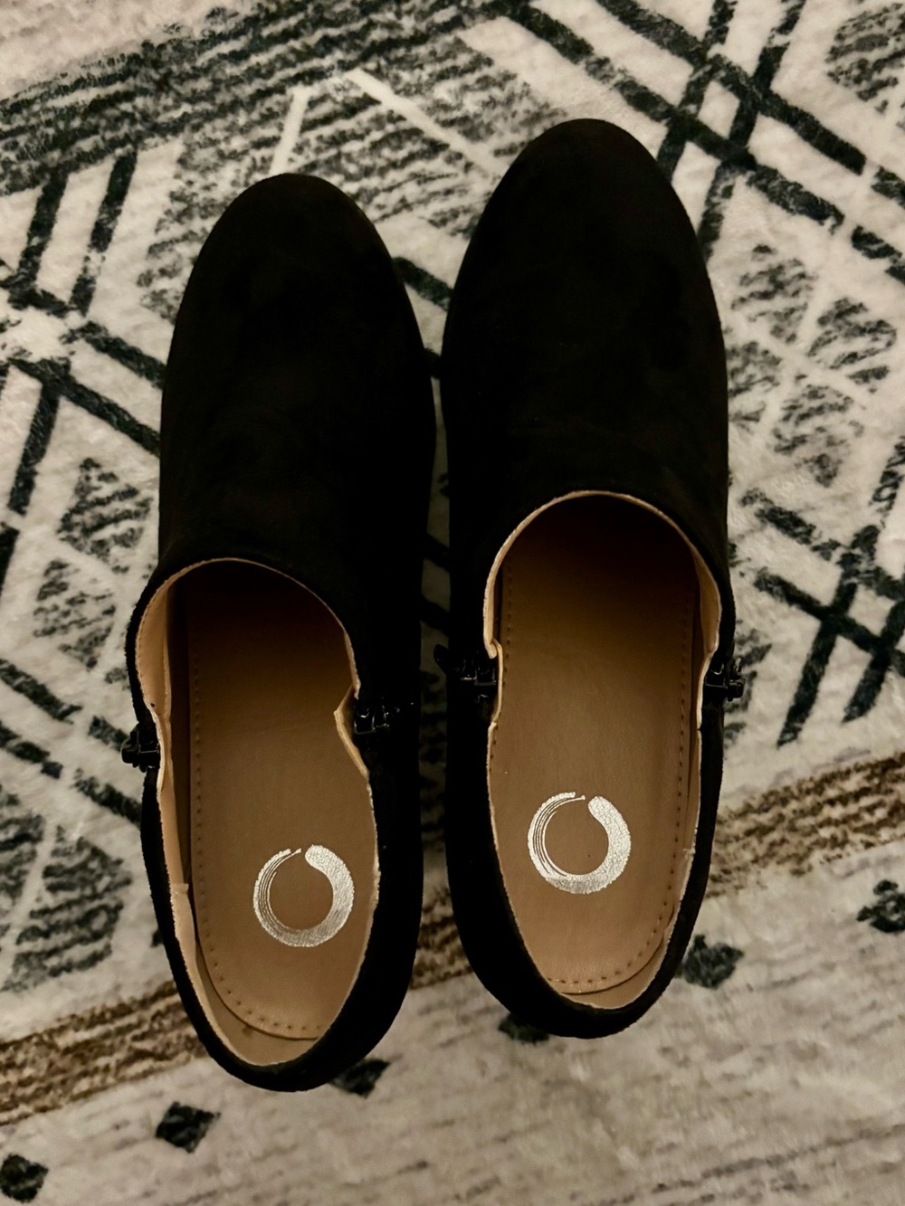 Black Journee Collection t Sanzi Kitten Heel Booties in size 7.5